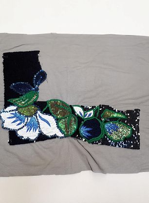 Аппликация цветная вышивка из пайеток на черной сетке - итальянские ткани Тессутидея.