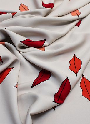 Плательная стрейч купон (0,9м) (н) губы на бежевом - в интернет-магазине тканей Тессутидея арт. 04-1239