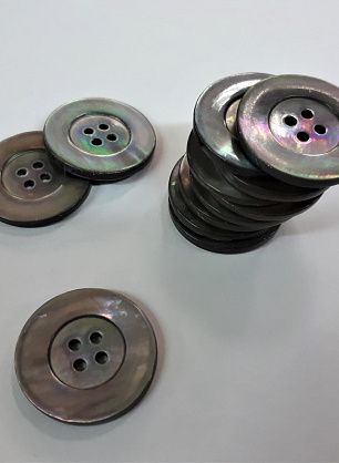 Пуговица ракушка 4 прокола d-27мм серо-коричневая с ободком - в интернет-магазине тканей Тессутидея арт. F-4362