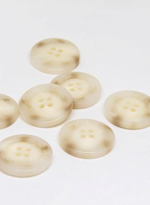 Пуговица пластик 4 прокола d-25мм молочно-бежевая - в интернет-магазине тканей Тессутидея арт. F-4683