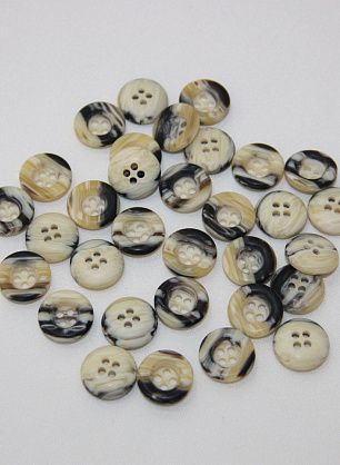 Пуговица рог 4 прокола черно-бежевая d-14mm  - в интернет-магазине тканей Тессутидея арт. F-2537