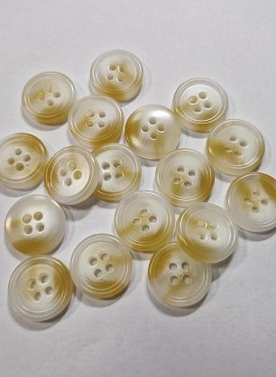 Пуговица костюмная пластик 4 прокола d-18мм бело-бежевая - в интернет-магазине тканей Тессутидея арт. F-5940