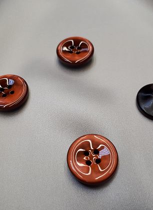 Пуговица пластик 4 прокола d-20мм терракотовая - в интернет-магазине тканей Тессутидея арт. F-3874