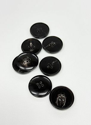 Пуговица рог 4 прокола d-25мм черная с бежевыми вкраплениями - в интернет-магазине тканей Тессутидея арт. F-7153