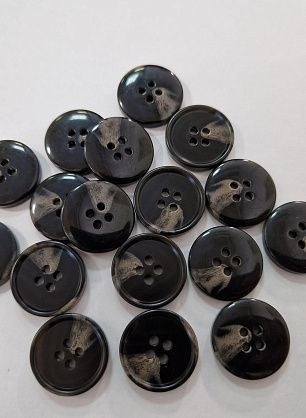 Пуговица костюмная пластик 4 прокола d-20мм черная с прожилками - в интернет-магазине тканей Тессутидея арт. F-5823