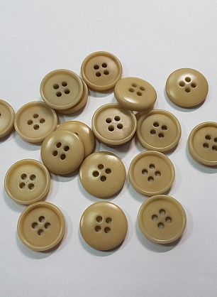 Пуговица пластик 4 прокола d-17мм бежевая - в интернет-магазине тканей Тессутидея арт. F-5496
