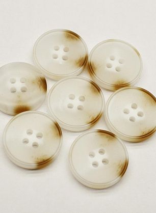 Пуговица пластик 4 прокола d-22мм белая с коричневыми вкраплениями - в интернет-магазине тканей Тессутидея арт. F-6779