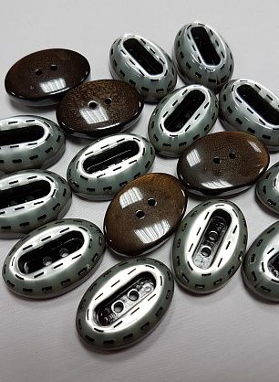 Пуговица 2 прокола пластик овальная серо-коричневая - в интернет-магазине тканей Тессутидея арт. F-2970