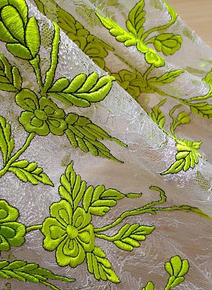 Кружевное полотно с вышивкой (н) ярко-желтые цветы на розовом шантильи - в интернет-магазине тканей Тессутидея арт. 03-5722