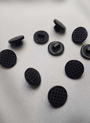 Пуговица пластик на ножке d-12мм синяя в сеточку - в интернет-магазине тканей Тессутидея арт. F-3833