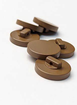 Пуговица пластик на ножке d-18мм коричневая - в интернет-магазине тканей Тессутидея арт. F-6153