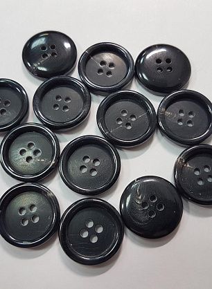 Пуговица пластик 4 прокола d-19мм черная с прожилками - в интернет-магазине тканей Тессутидея арт. F-5642
