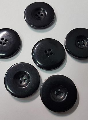 Пуговица пластик 4 прокола d-30мм черная   - в интернет-магазине тканей Тессутидея арт. F-5524