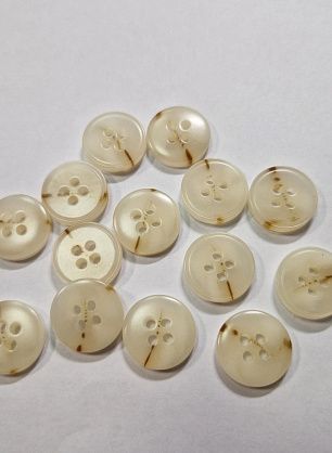Пуговица костюмная пластик 4 прокола d-15мм молочная с коричневыми вкраплениями  - в интернет-магазине тканей Тессутидея арт. F-5925
