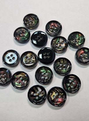 Пуговица пластик 4 прокола d-15мм черная с акварельным рисунком - в интернет-магазине тканей Тессутидея арт. F-5718