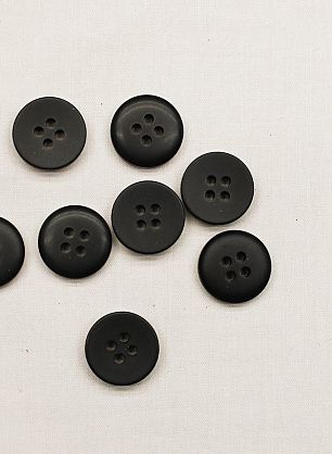 Пуговица пластик 4 прокола d-15мм черная матовая - в интернет-магазине тканей Тессутидея арт. F-6810
