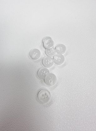 Пуговица пластик под рог 4 прокола d-11мм белая - в интернет-магазине тканей Тессутидея арт. F-7134