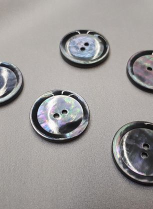 Пуговица ракушка 2 прокола d-24мм серая - в интернет-магазине тканей Тессутидея арт. F-3846