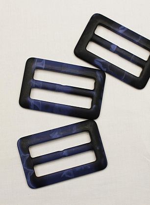 Пряжка пластик под рог сине-черная 45мм, коричнево-черная 40мм - в интернет-магазине тканей Тессутидея арт. F-6623