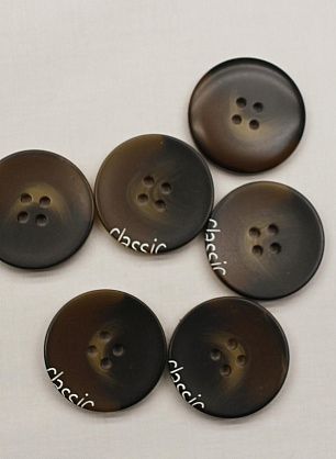 Пуговица пластик 4 прокола d-28мм коричневая с надписью - в интернет-магазине тканей Тессутидея арт. F-6657