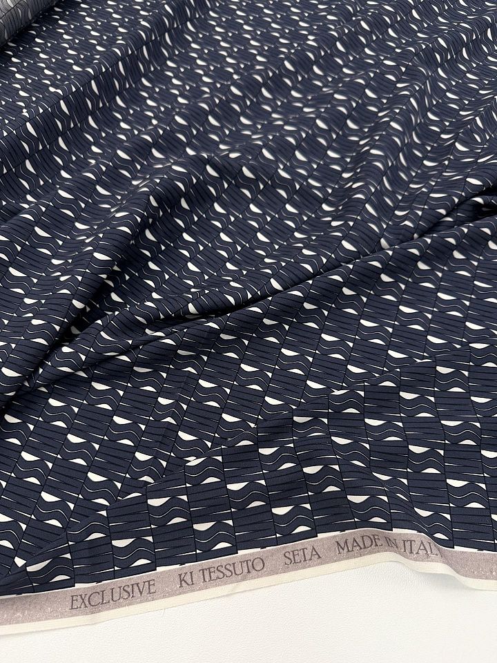 Шелк атлас стрейч (н) серый геометрический рисунок на белом - итальянские ткани Тессутидея арт. 10-4867