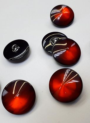 Пуговица пластик на ножке d-22мм черно-красная - в интернет-магазине тканей Тессутидея арт. F-4173
