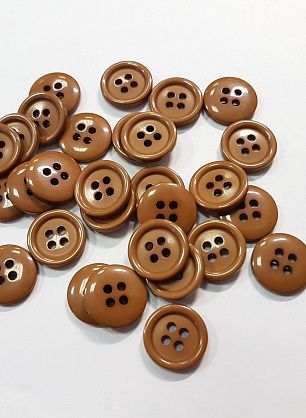Пуговица пластик 4 прокола d-14мм коричневая - в интернет-магазине тканей Тессутидея арт. F-5498