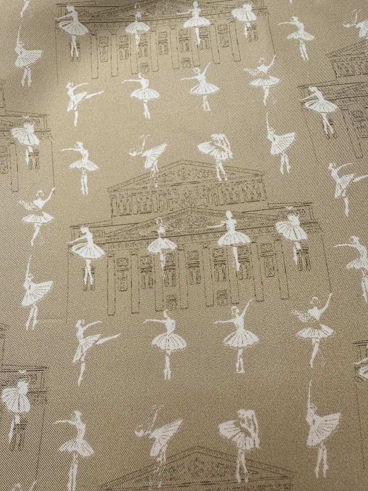 Шелк твил (н) театр и балерины на бежевом - итальянские ткани Тессутидея арт. 10-4864