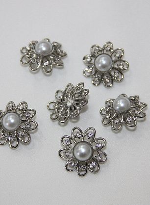 Пуговица на ножке металл цветок с жемчугом и стразами  d-22mm Roberto Cavalli - в интернет-магазине тканей Тессутидея арт. F-2480