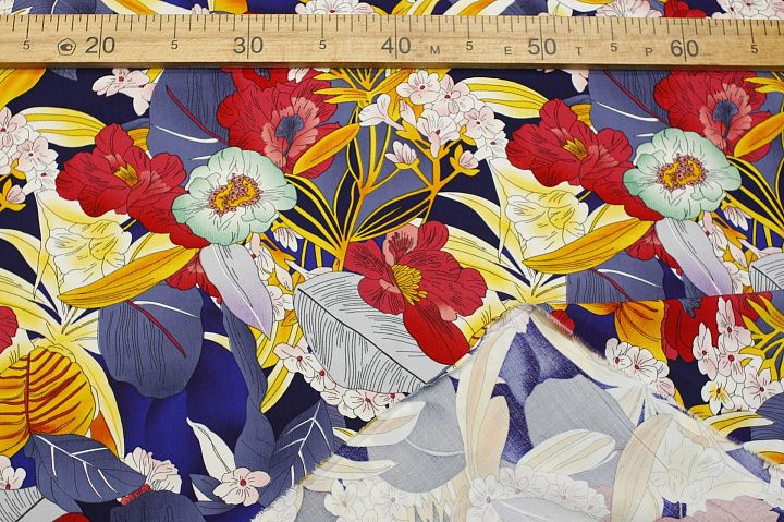 Плательная вискоза (н) яркий цветочный рисунок на темно-синем - итальянские ткани Тессутидея арт. 04-1700
