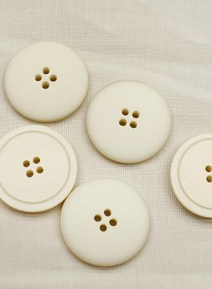 Пуговица пластик 4 прокола d-28мм молочная - в интернет-магазине тканей Тессутидея арт. F-6976