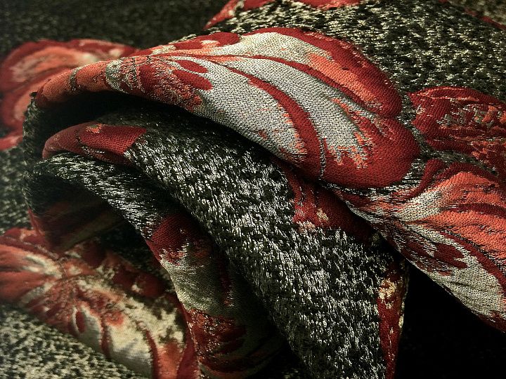 Жаккард купон (1,2м) (н) бордовые цветы на серо-черном - итальянские ткани Тессутидея арт. 03-4980