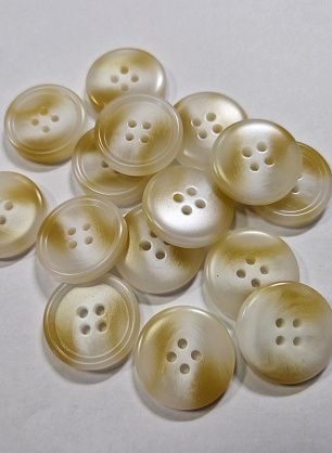 Пуговица костюмная пластик 4 прокола d-23мм бело-бежевая - в интернет-магазине тканей Тессутидея арт. F-5939