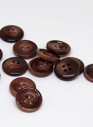 Пуговица пластик 4 прокола d-14мм красно-коричнево-молочная - в интернет-магазине тканей Тессутидея арт. F-4735