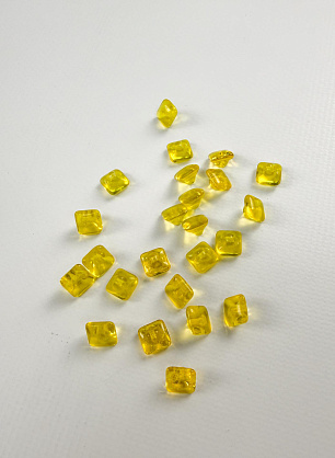 Пуговица квадратная стеклянная на ножке d-10мм желтая - итальянские ткани Тессутидея.