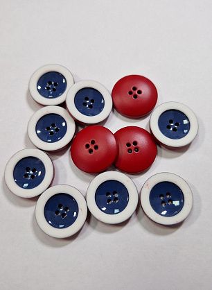 Пуговица костюмная пластик 4 прокола d-20мм красно-сине-белая - в интернет-магазине тканей Тессутидея арт. F-6014