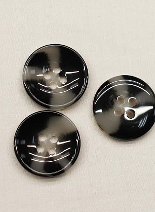 Пуговица пластик под рог 4 прокола d-18мм серо-черная - в интернет-магазине тканей Тессутидея арт. F-6753