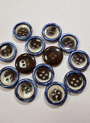 Пуговица костюмная пластик 4 прокола d-20мм коричнево-белая с синим перламутровым ободком - в интернет-магазине тканей Тессутидея арт. F-6024