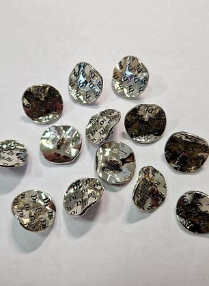 Пуговица металл серебро на ножке d-15мм фактурная - в интернет-магазине тканей Тессутидея арт. F-5746