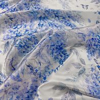 Шелк атлас (н) голубой цветочный рисунок на белом - итальянские ткани Тессутидея арт. 10-4865