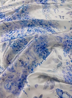 Шелк атлас (н) голубой цветочный рисунок на белом - в интернет-магазине тканей Тессутидея арт. 10-4865