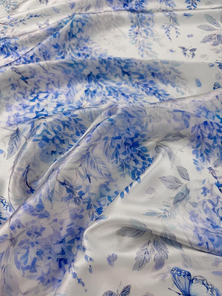 Шелк атлас (н) голубой цветочный рисунок на белом - итальянские ткани Тессутидея арт. 10-4865