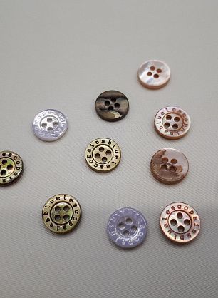 Пуговица ракушка 4 прокола d-11мм хаки, сиреневая, розовая именная - в интернет-магазине тканей Тессутидея арт. F-3979