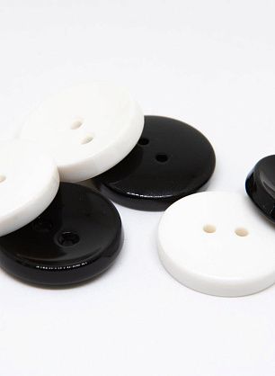 Пуговица пластик 2 прокола d-26мм белая, черная - в интернет-магазине тканей Тессутидея арт. F-4761