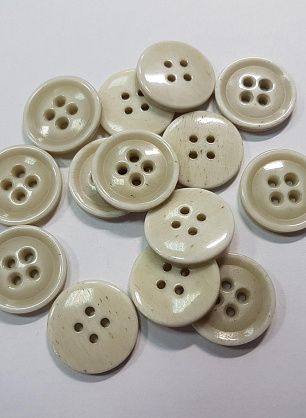 Пуговица рог 4 прокола d-20мм бело-бежевая - в интернет-магазине тканей Тессутидея арт. F-5581