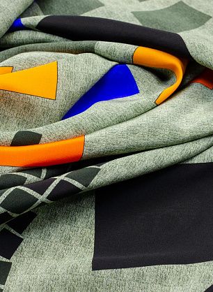 Крепдешин купон (1м) (н) яркий геометрический орнамент на серо-зеленом меланже - в интернет-магазине тканей Тессутидея арт. 02-8551