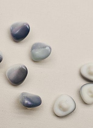 Пуговица стеклянная на ножке d-13мм сине-бело-сиреневая - в интернет-магазине тканей Тессутидея арт. F-6583