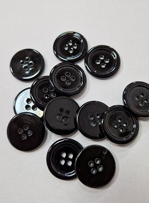 Пуговица ракушка 4 прокола d-23мм черная - в интернет-магазине тканей Тессутидея арт. F-5849