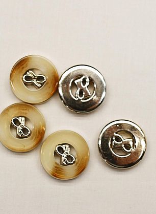 Пуговица пластик 2 прокола d-18мм бежево-золотая - итальянские ткани Тессутидея F-6760