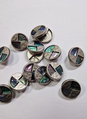 Пуговица металл серебро на ножке d-18мм с перламутровой сине-сиреневой вставкой  - в интернет-магазине тканей Тессутидея арт. F-6042